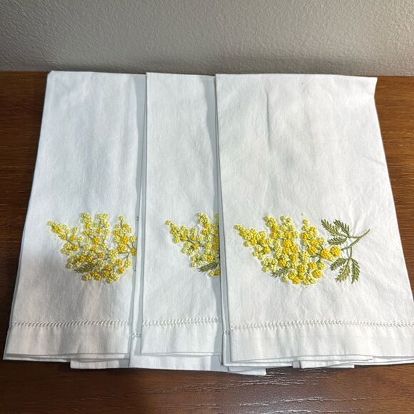 This bundle includes a total of six items: three napkins and three placemats. - Picture 2 of 4